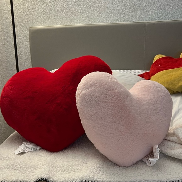 extra throw pillows! - Picture 3 of 3